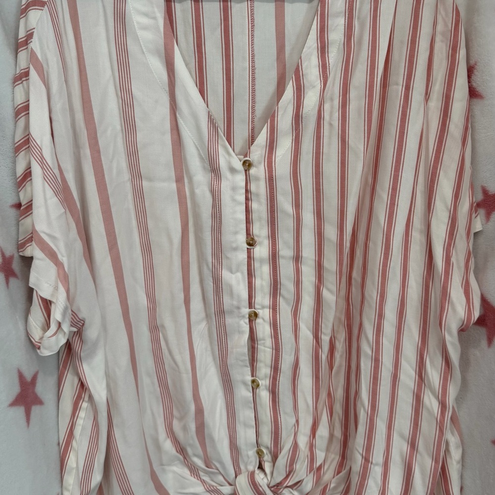 COMO VINTAGE 3X. Button-Front V-Neck Striped Tie-Hem Women's Top - Pink/White
